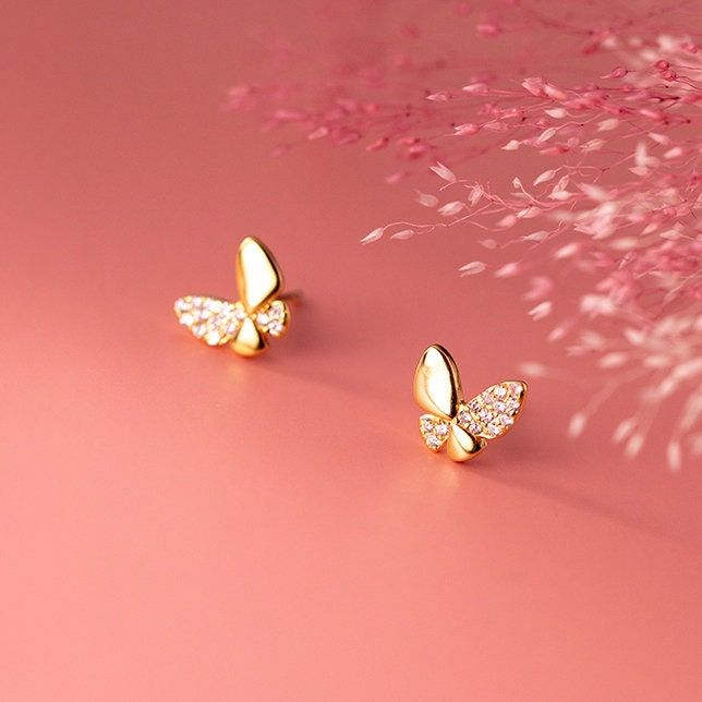 Be captivated by the exquisite beauty of these butterfly stud earrings, each adorned with a stunning design and a sparkling cubic zirconia stone on one wing. Crafted from high-quality 925 sterling silver and expertly polished for a radiant shine, these earrings are finished with a luxurious platinum or gold plating, making them the perfect addition to any collection or a thoughtful gift for a loved one. Materials: 925 sterling silver, cubic zirconiaFinish: silver plate, platinum plateDimensions: Small Earrings Gold, Hand Jewelry Rings, Simple Gold Earrings, Neck Pieces Jewelry, Everyday Earrings Studs, Gold Earrings Models, Butterfly Earrings Gold, Butterfly Stud Earrings, Pretty Jewelry Necklaces