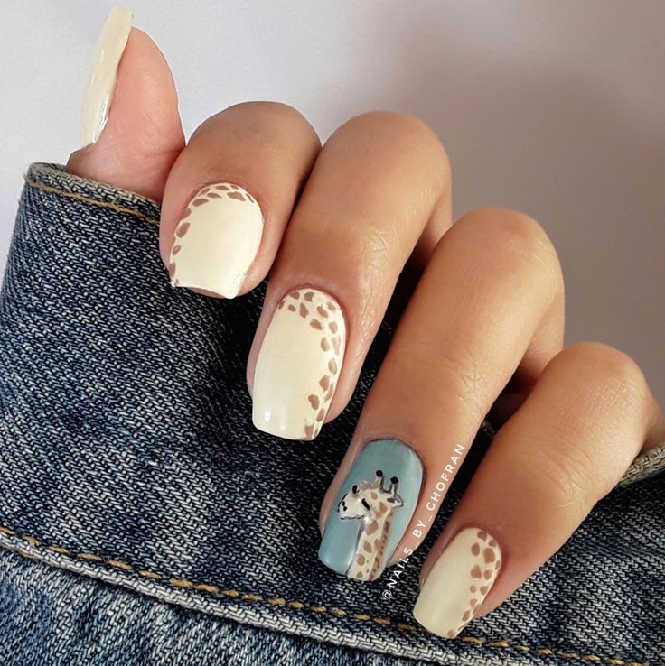 Zoo Themed Nails, Giraffe Nails Designs, Safari Nail Ideas, Jungle Theme Nails, Nails Giraffe, Safari Nails Designs, Giraffe Print Nails, Zoo Nails, Giraffe Nail Art