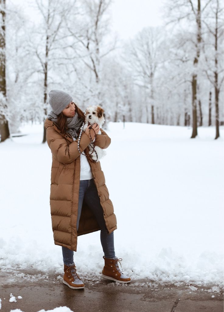 Warm and cute winter boots and puffer coats on sale Preppy Winter Outfits Cold Weather, Snow Boots Outfit, Cute Winter Boots, Mode Mantel, Winter Boots Outfits, Look Boho Chic, Sorel Winter Boots, Womens Outfits, Weather Outfits