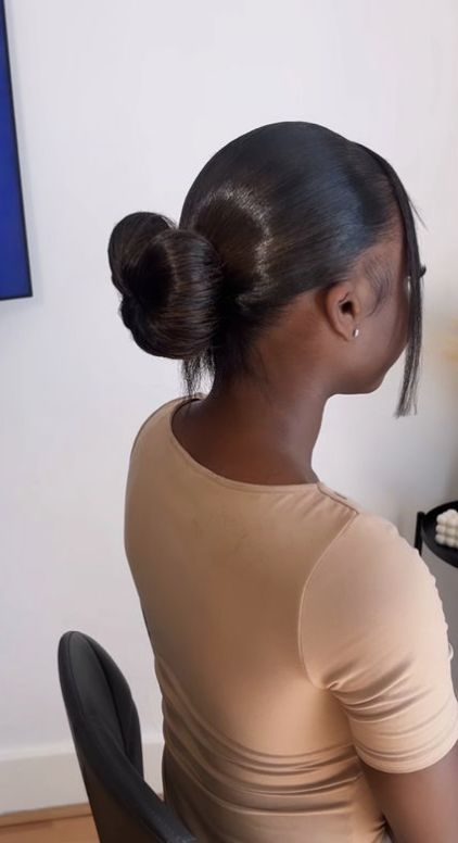 Slick Bun With Side Bangs, Mid Bun Hairstyles, Middle Part Bun, Side Part Bun, Chloe Core, Bun Outfit, Slick Bun, Short Box Braids Hairstyles, Short Box Braids