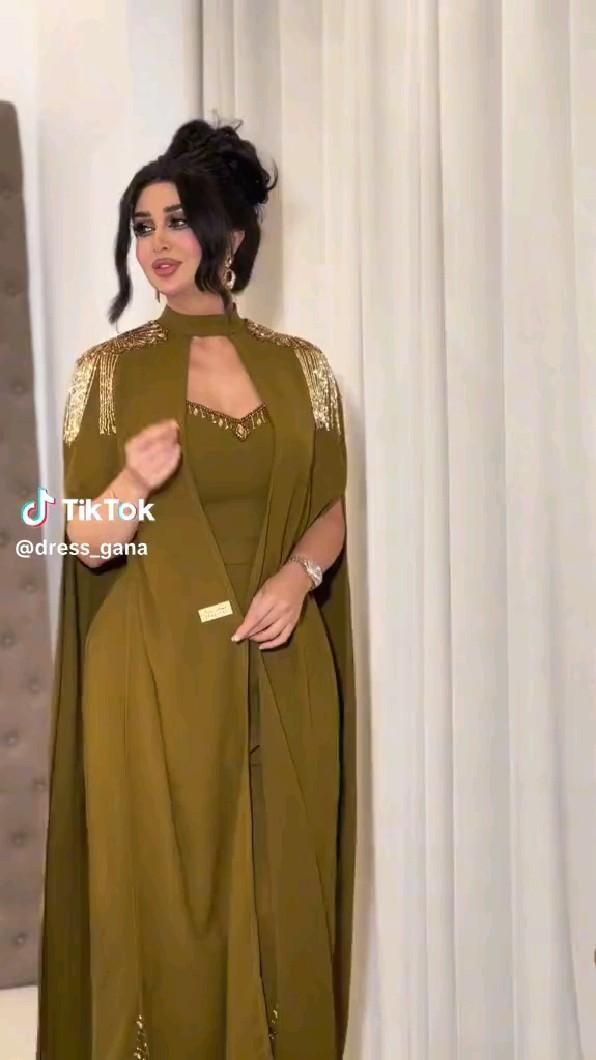 डिजाइनर कपड़े, Friend Songs, Chic Dress Classy, Draping Fashion, Dinner Dress Classy, Stylish Short Dresses, Pakistani Fancy Dresses, Women Dresses Classy, Fancy Dresses Long