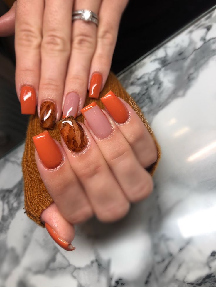 Fall Nail Inspo 2022 Square, Simple Short Nail Designs Autumn, Burnt Orange Short Nails, Orange And Burgundy Nails, Short Acrylic Nails For Fall, Orange Short Nail Designs, Autumn Nails Colors Orange, Short Nail Fall Designs, Fall Short Nails Ideas Autumn