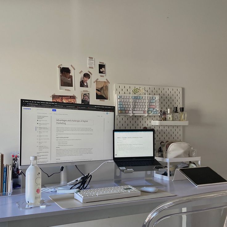 clean white desk aesthetic Aesthetic Computer Desk Setup, Pc Desk Setup Minimal, Pc Gaming Setup One Monitor, Cozy Minimal Home Aesthetic, Study Monitor Setup, Clean Desktop Setup, Pc Desk Cute, Clean Aesthetic Desk Setup, Minimalist Working Desk