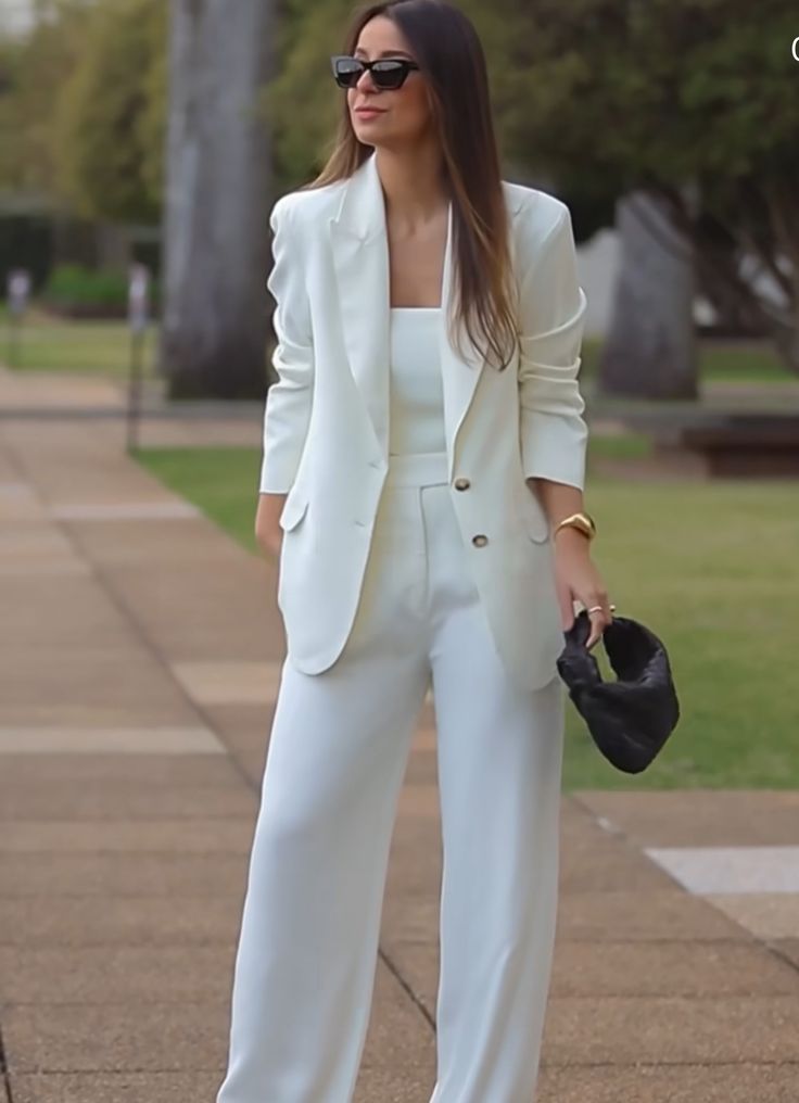 White Blazer Formal Outfit Women, White Formal Suits For Women, Expensive Looks Outfits, Formal Outfits For Women With Blazer, White Formal Outfits For Women, All White Office Outfit, Hairstyles On Formal Wear Women, Ivory Suit Women, Blazer Blanco Outfit Formal