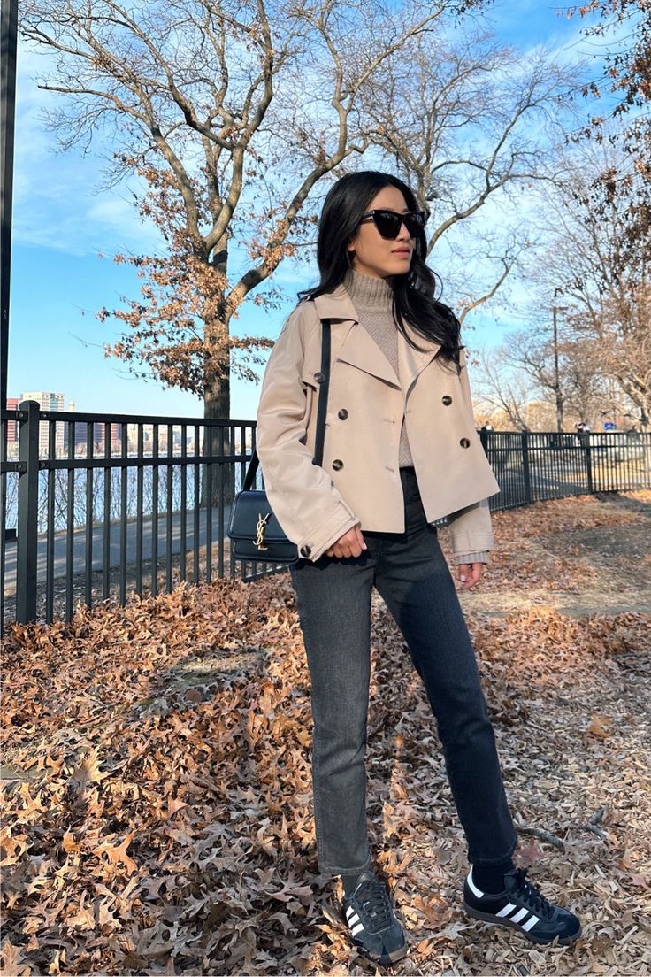 Casual weekend travel outfit cropped trench coat Cropped Trench Coat Outfit Street Styles, Cropped Trench Coat Outfit, Crop Trench Coat, Casual Friday Outfit, Outfit Otoño, Cropped Trench Coat, Trench Coat Outfit, 2024 Style, Weekend Travel