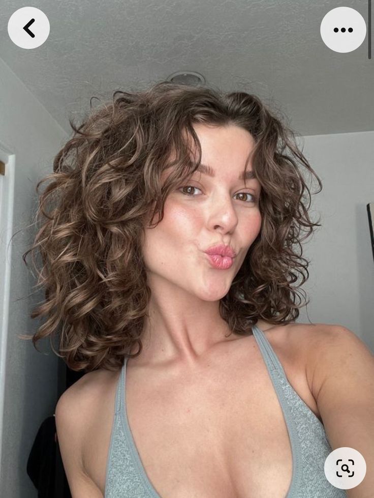 Wavy Hairstyles Brown Hair, Wispy Bangs Curly Hair, Natural Curly Hair Cuts, Honey Brown Hair, Curly Hair Photos, Wavy Haircuts, Short Curly Haircuts, Haircuts For Wavy Hair, Haircuts For Curly Hair