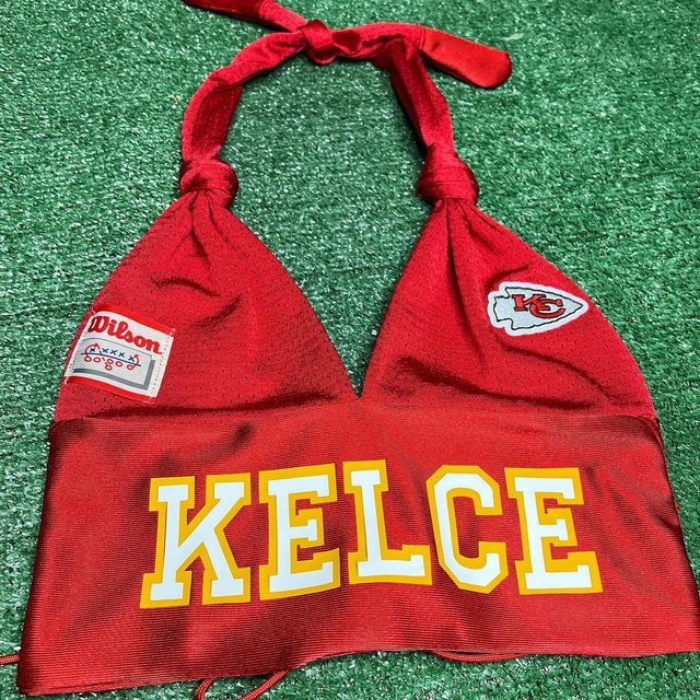 Chiefs Gameday Outfit, Cute Chiefs Game Outfit, Chiefs Game Day Outfit, Nfl Trophy, Custom Outfit Ideas, Fabric Upcycling, Travis Kelce Jersey, Clothes Game, 1989 Aesthetic