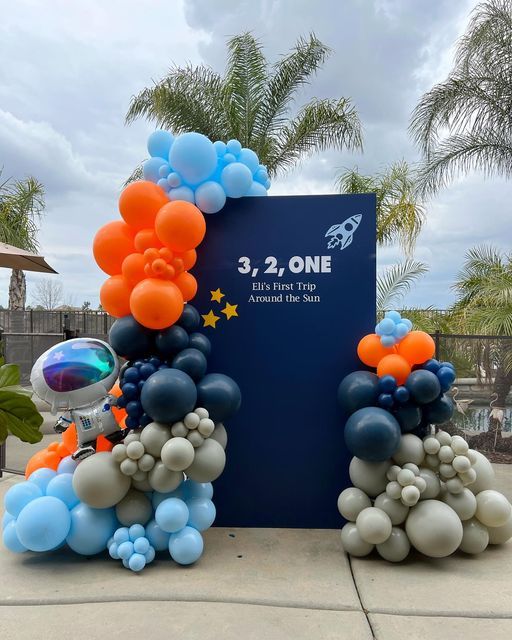 balloons are arranged in front of a sign for the 3 - 2 - 1 event