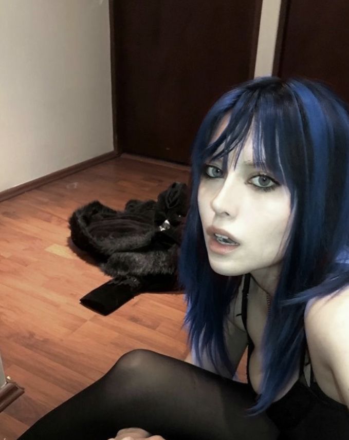 Blue And Silver Tinsel Hair, Hair Dye Ideas For Blue Eyes, Goth Blue Hair, Blue Racoon Tail Hair, Vampire Hair Color, Emo Long Hair, Grunge Hair Color Ideas, Alternative Makeup Ideas, Alternative Dyed Hair