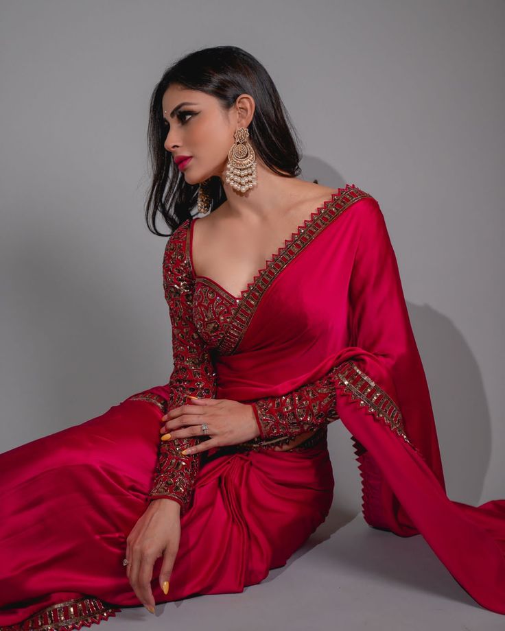 Editor's Note Red Sweetheart Neck Blouse Paired With Satin Saree Fabric: Velvet, Satin Color: Red Care: Dry Clean Only About the Designer Vvani by Vani Vats- an Indian ethnic women’s wear label. It is a depiction of the royal and intricate handcrafted embroideries in unconventional designs. Sequence Saree, Mouni Roy, Fashionable Saree Blouse Designs, Fancy Sarees Party Wear, Party Sarees, Indian Saree Blouse, Saree Designs Party Wear, Indian Fashion Saree, Indian Dresses Traditional