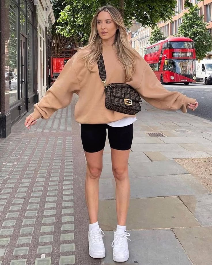 Biker shorts Aeroplane Outfit, Flight Outfit Airport Style, Airport Outfit Spring, Comfortable Airport Outfit, Best Travel Outfits For Women, Chic Airport Outfit, Travel Outfits For Women, Outfit Ideas Travel, Airport Outfit Ideas