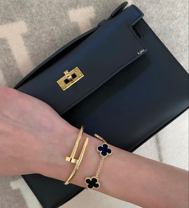 Van Cleef Onyx Bracelet, Black Van Cleef, Jewelry Mood Board, Van Cleef And Arpels Jewelry, Accesories Jewelry, Luxe Jewelry, Dior Jewelry, Women's Jewelry Sets, Jewelry Fashion Trends