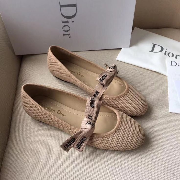 Dior Flats Outfit, Luxury Sandals Flat, Dior Ballet Flats, Dior Flat Shoes, Elegant Flat Shoes, Dior Flats, Dior 2022, Christian Dior Shoes, Ribbon Flats