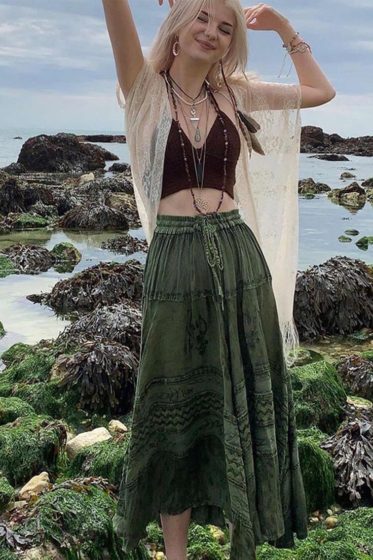 Green Maxi Skirt Outfit, Green Skirt Outfits, Ruffles Design, Long Green Skirt, Green Maxi Skirt, Mode Hippie, Holiday Skirts, Long Skirt Outfits, Earthy Outfits