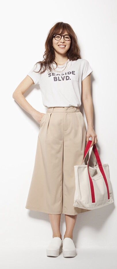 Canvas Bag Outfit Fashion Styles, Beige Culottes Outfit, Culottes Outfit, Beige Outfit, Clothes Style, White Tee, Summer 2024, Canvas Bag, Fashion Ideas