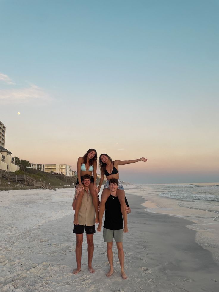 Spring break, friends, sunset, beach photos Spring Break Friends Photo Ideas, 2 Couples Friends, Destin Beach Pictures, Double Date Poses, Spring Break Couples Pictures, Spring Break Aesthetic Party, Florida Spring Break Aesthetic, Spring Break Photo Ideas, Friend Beach Trip