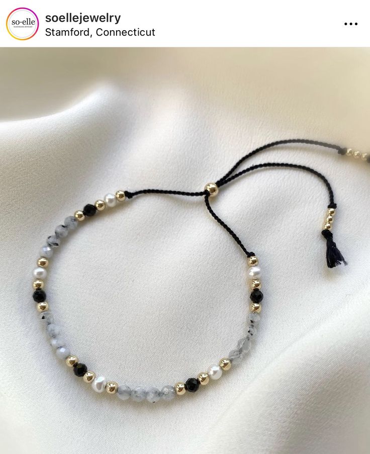 Minimalist Handmade Adjustable Bracelets, Simple Pearl Bracelet Diy, Minimalist Resizable Beaded Bracelets, Trendy Handmade Pearl Bracelet, Adjustable Cute Pearl Bracelet, قلادات متدلية, Ankle Bracelets Diy, Stone Bead Jewelry, Crystal Bead Jewelry