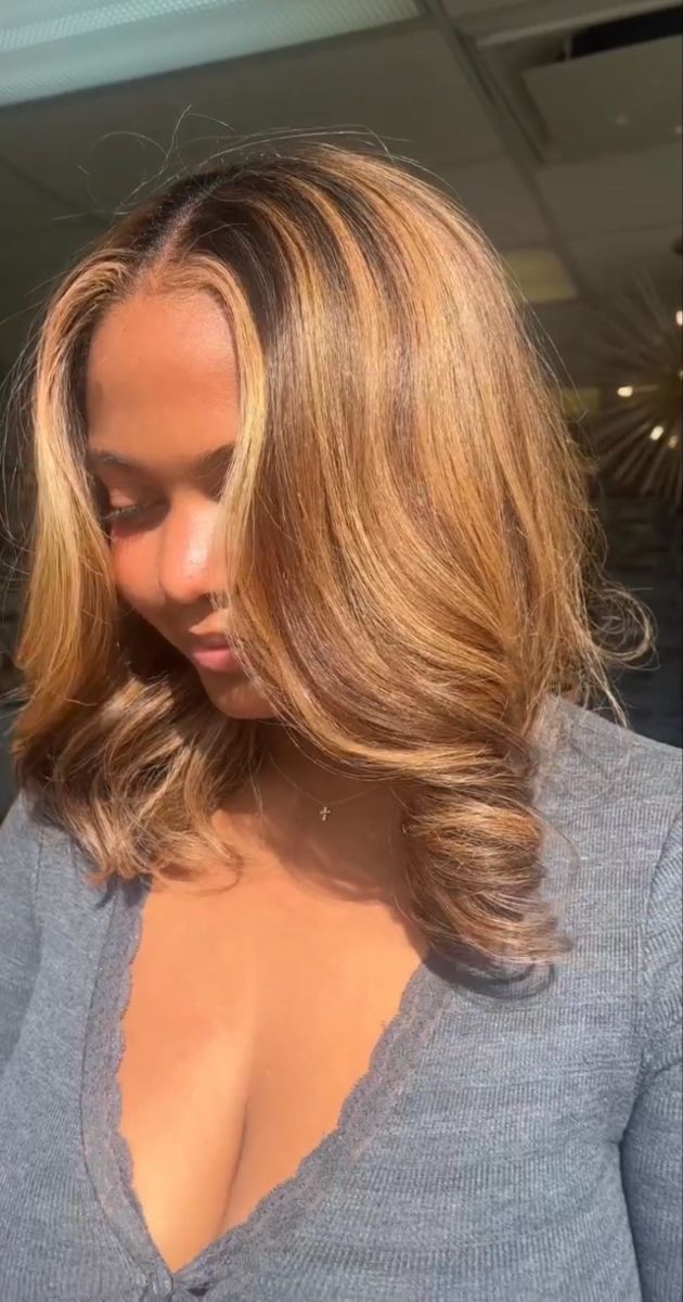 Natural Hair Highlights, Blonde Natural Hair, Pressed Natural Hair, Silk Press Natural Hair, Highlights Curly Hair, Honey Brown Hair, Dyed Hair Inspiration, Dyed Natural Hair, Honey Blonde Hair