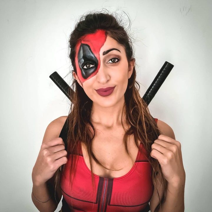 Female deadpool Lady Deadpool Makeup, Deadpool Makeup Looks, Girl Deadpool Costume, Deadpool Girl Costume, Diy Deadpool Costume Women, Deadpool Face Paint, Diy Halloween Girls, Female Deadpool Costume, Deadpool Makeup