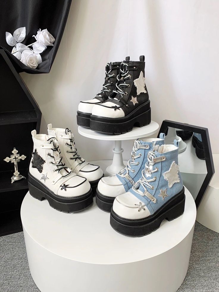 𝒜𝒷ℴ𝓊𝓉: Upper: Denim Sole: EVA; durable and slip-resistant; double-layered Entry: Side Zipper Heel Height 3.15''/8cm, Front Platform Height 1.97''/5cm The overall design features star elements as highlights, and the shoelaces also incorporate a dual-color design that can be disassembled if not preferred. ♡ 𝓼𝓲𝔃𝓲𝓷𝓰 ♡ US Size(default) 5 5.5 6 6.5 7 7.5 8 8.5 9 9.5 10 UK 3 3.5 4 4.5 5 5.5 6 6.5 7 7.5 8 EU 35-36 36-37 36-37 37-38 37-38 38-39 38-39 39-40 39-40 40-41 41-42 CM/JP 22 22.5 23 23. Shoes With High Sole, Super Platform Shoes, Y2k Star Shoes, Star Tennis Shoes, Cool Outfit Accessories, Alt Platform Shoes, Shoe Styles 2024, Short Platform Boots, Cute Platform Shoes