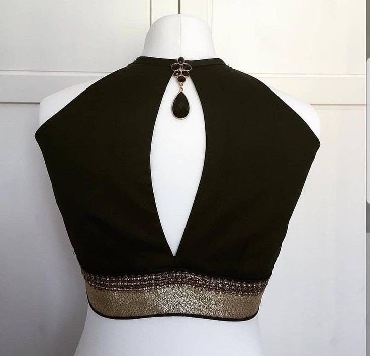 Modern Saree Blouse, Halter Neck Blouse Design, Designer Blouse Ideas, Blouse Designes, Black Blouse Designs, Halter Neck Blouse, Sleeveless Blouse Designs, Back Neck Design, Blouse Designs High Neck