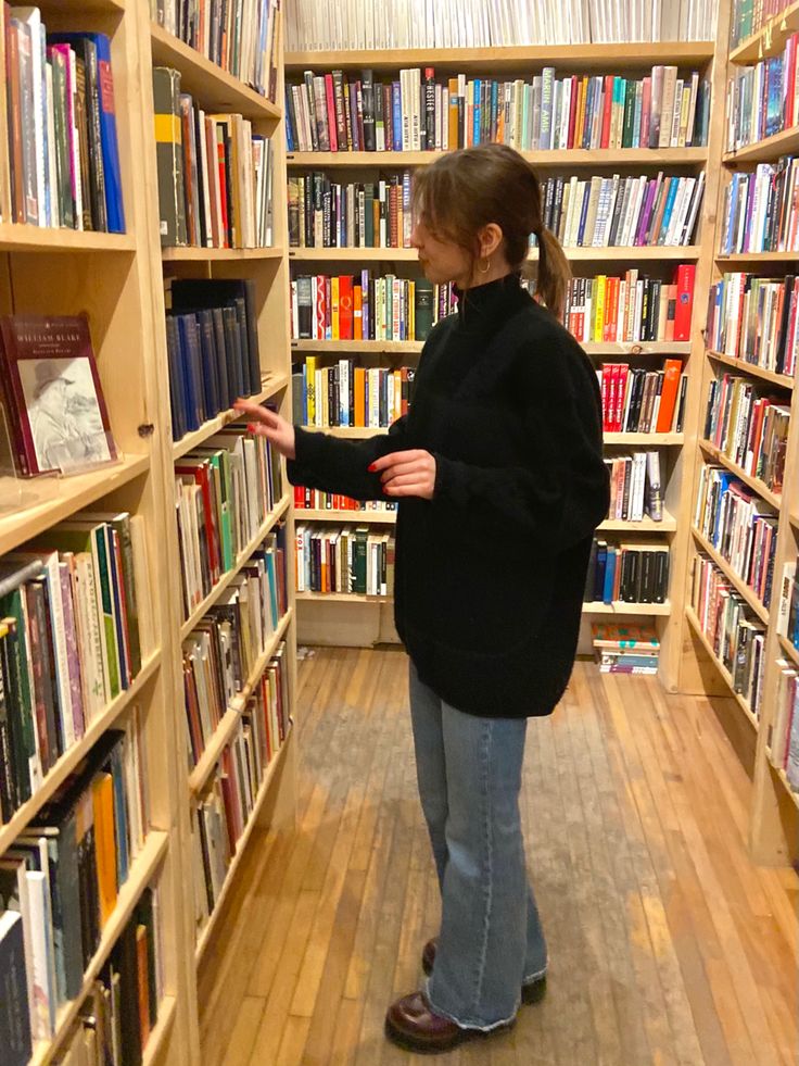 classy chic outfit; simple oversized sweater with bell bottom jeans, paired with a platform boot and a hint of red nail <3 Sweater With Bell Bottoms, Platform Boots With Jeans, Bookstore Date Outfit, Sweater Boots Outfit, Bookstore Date, Chic Outfits Classy, Outfit Simple, Date Outfit, Red Nail