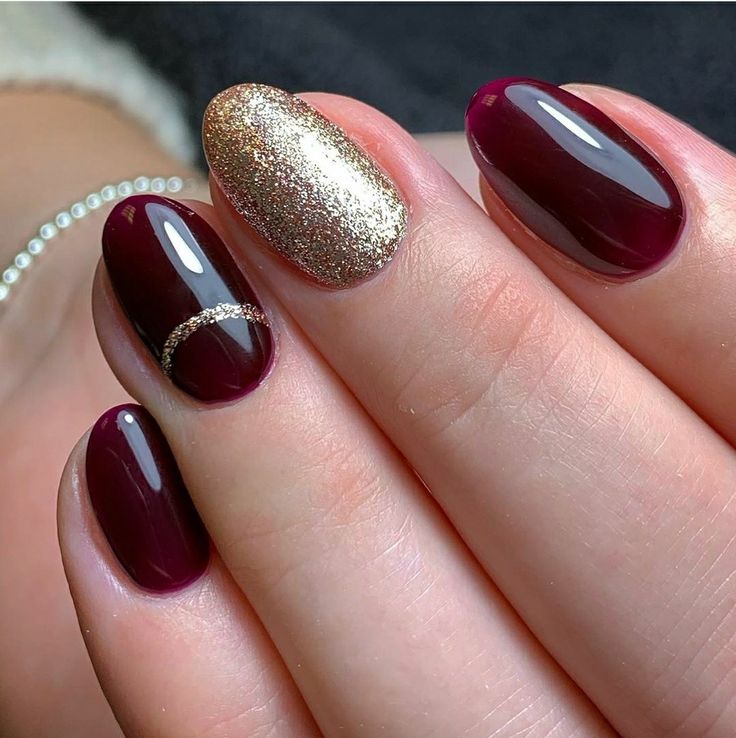 Wine Red Nails Designs Gold Glitter, Wine Gold Nails, Marron Nails Acrylic, Dark Bridal Nails, Maroon Nails With Glitter, Maroon Wedding Nails, Maroon And Gold Nails Design, Nail Art Red Wine, Burgundy Nails With Gold Glitter