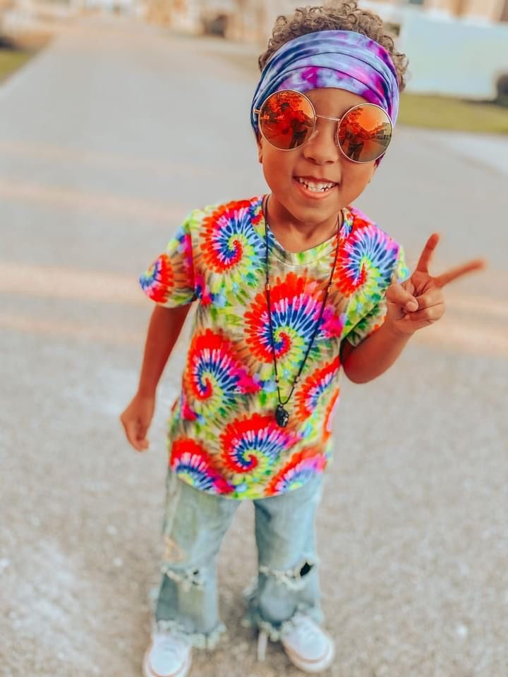 Kids Decade Day Outfits Boys, Toddler Hippie Costume, 70s Tie Dye Outfit, Decades Day Outfits For Boys, 70s Dress Up Day, Coachella Party Outfit, Groovy Outfits, 80s Theme Party Outfits, 70s Outfits Ideas