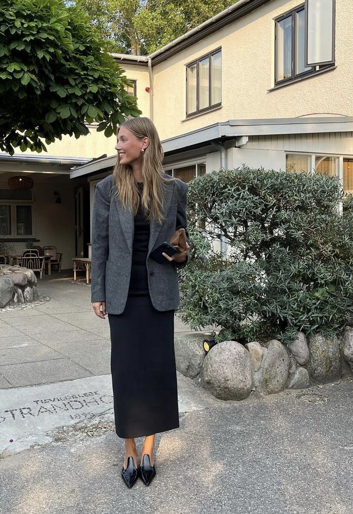 Cecilie Moosgaard, Black Skirt Outfits, Fest Outfits, Pencil Skirt Outfits, Corporate Fashion, Corporate Outfits, Grey Blazer, Business Outfit, Looks Chic