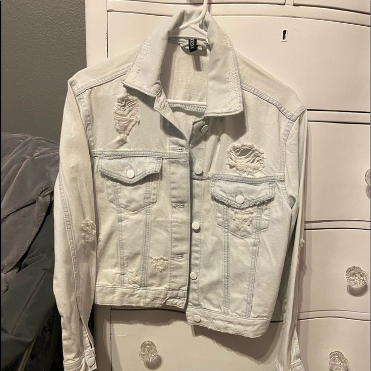 H & M Whitewashed Jean Jacket Size : Adult Medium New Without Tags (Never Worn) Bleached Long Sleeve Denim Jacket For Spring, Long Sleeve Bleached Denim Jacket For Spring, H&m Cotton Outerwear For Streetwear, Spring Cotton Outerwear With Bleached Details, Spring Bleached Cotton Outerwear, Acid Wash Long Sleeve Spring Outerwear, White Distressed Long Sleeve Outerwear, Bleached Long Sleeve Outerwear For Fall, Casual Bleached Cotton Outerwear