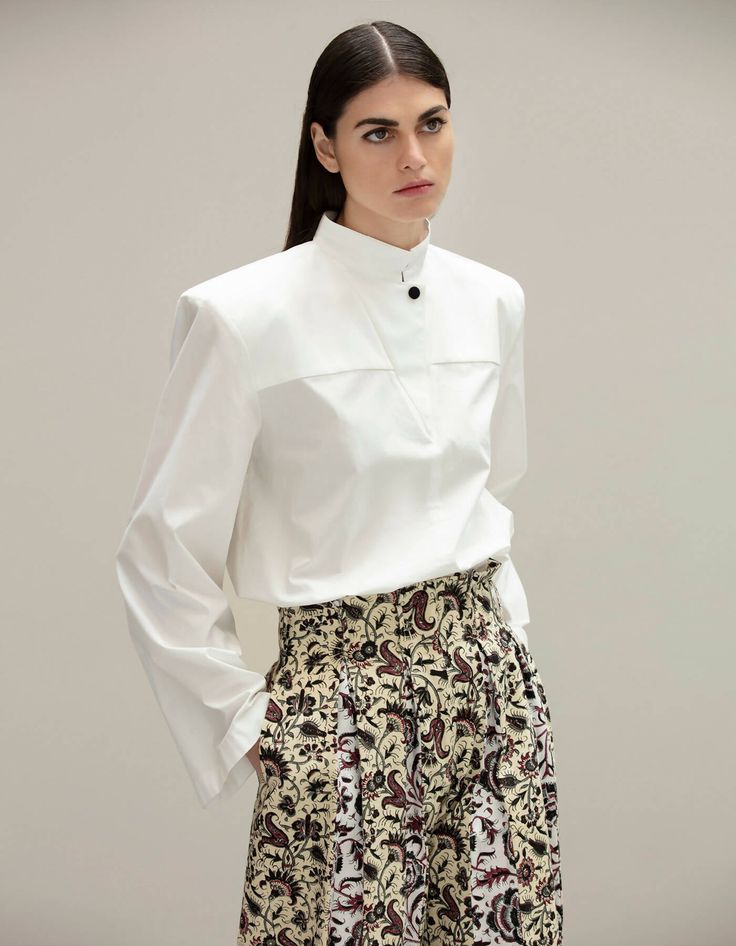 White as the iceberg, this blouse has very refined cuts and a perfect fit. This makes it so easy to mix and match with all the other items of the collection and to wear it in any occasion that requires a bit of sophistication