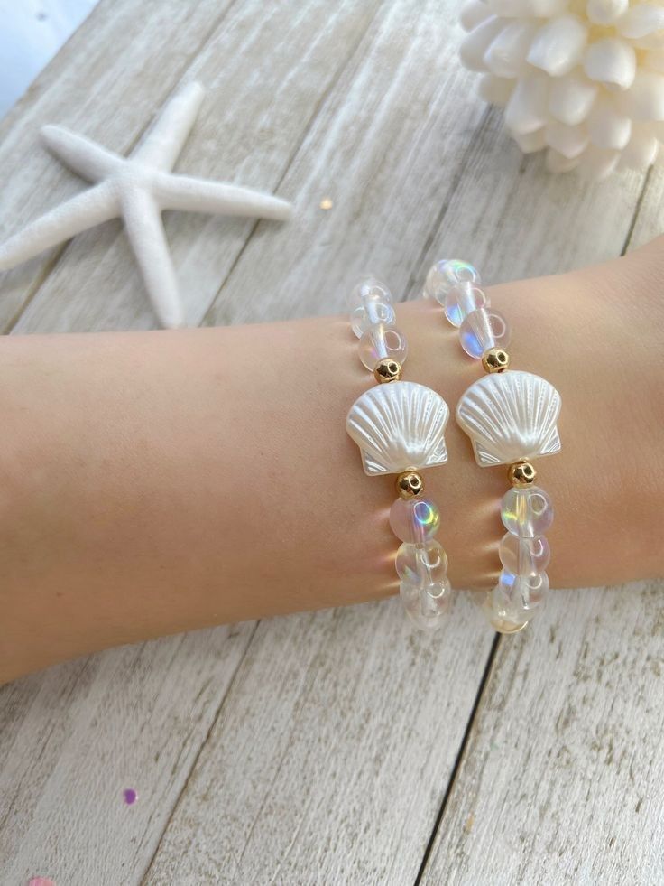 Beach Vibe Bracelet, Shell Bead Bracelet, Bracelet Images, Beads Craft Kids, Bracelets Rainbow, Multiple Bracelets, Mermaid Vibes, Mermaid Bracelet, Mermaid Jewelry