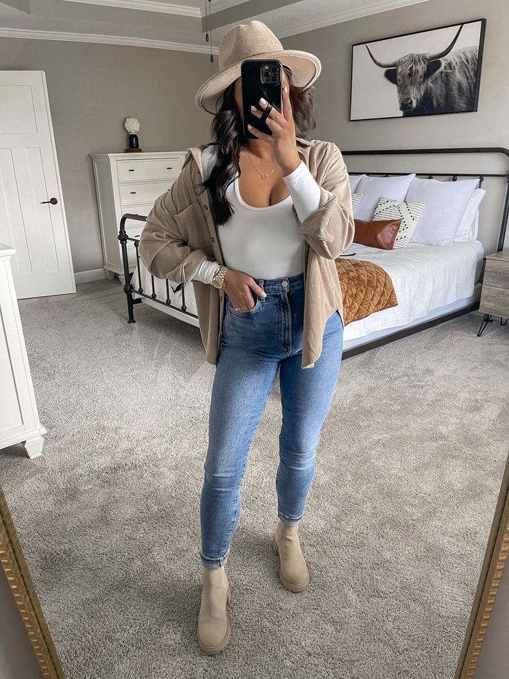 Tan Button Down Shirt Outfit, Chelsea Boots Outfit Tan, High Waisted Jeans Outfit Fall, Corduroy Shacket Outfit, High Waisted Jeans Outfit Casual, Chelsea Boots Women Outfit, Shacket Outfit Women, Women 30s, Fall Outfits Women 30s