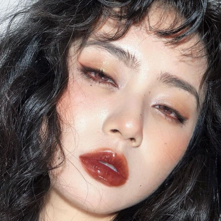 Red Soft Makeup, Soft Red Eyeshadow, Asian Vintage Makeup, Fall 2023 Makeup, Chinese New Year Makeup Look, Cherry Girl Makeup, Cherry Makeup Aesthetic, Dark Cherry Makeup, Black Cherry Makeup