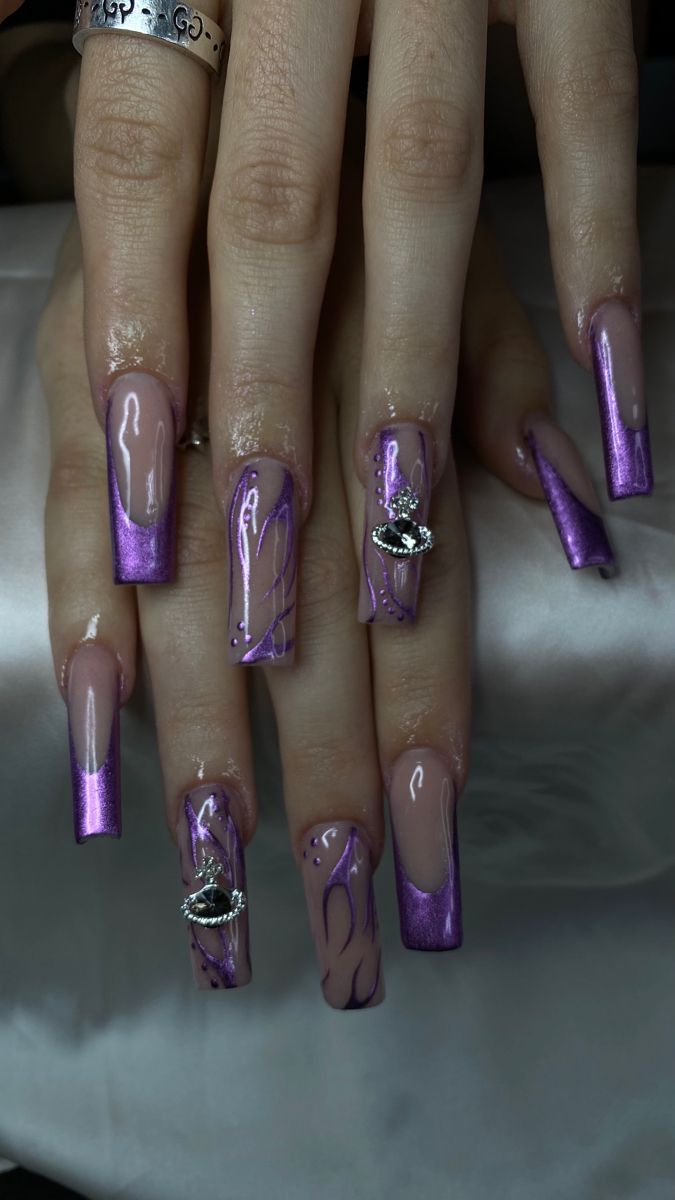 Dark Purple And Gold Nails, Pics Of Food, Black And Purple Nails, Purple And Silver Nails, Trending Nail Designs, Purple Chrome Nails, Dark Purple Nails, Purple Chrome, Violet Nails