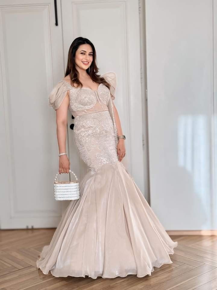 Divyanka Tripathi Dresses, Lengha Design, Bollywood Night, Designer Lehnga Choli, Indian Bridesmaid Dresses, Divyanka Tripathi, Indian Outfits Lehenga, Satin Evening Gown, Lehnga Dress