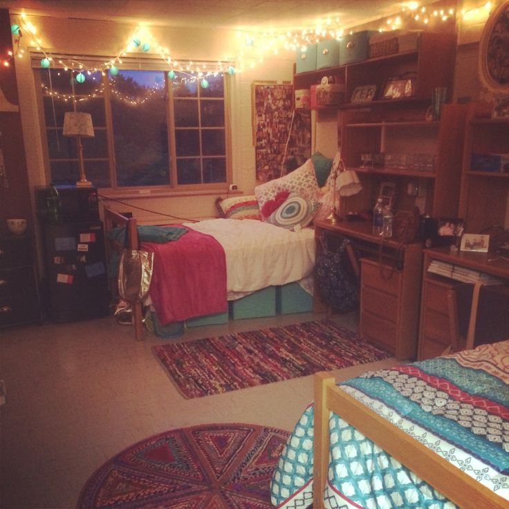 the bedroom is decorated with lights and rugs