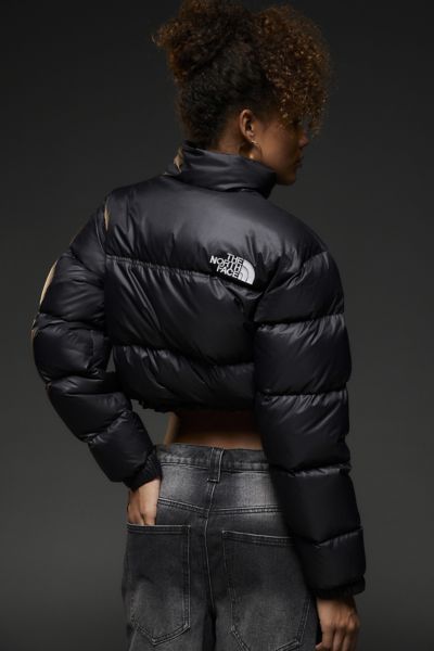 Shop The North Face Nuptse Cropped Puffer Jacket at Urban Outfitters today. Discover more selections just like this online or in-store. Shop your favorite brands and sign up for UO Rewards to receive 10% off your next purchase! The North Face Cropped Jacket, Cropped North Face Jacket, North Face Cropped Puffer, Cropped Puffer Jacket Outfit, North Face Puffer Jacket Outfit, Crop Puffer Jacket, Puffy Jacket Women, The North Face Puffer Jacket, Jacket Silhouette