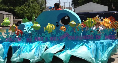 there is a float made to look like an ocean theme with fish and bubbles on it