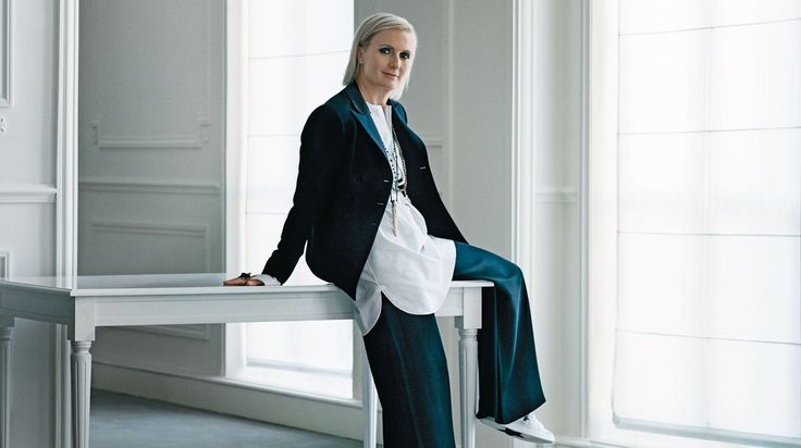 Maria Grazia Chiuri's Feminist Reading List Julia Hetta, Feminist Literature, Outfit Primavera, Maria Grazia Chiuri, Maria Grazia, Fashion Project, Great Women, Embroidered Jacket, Reading List