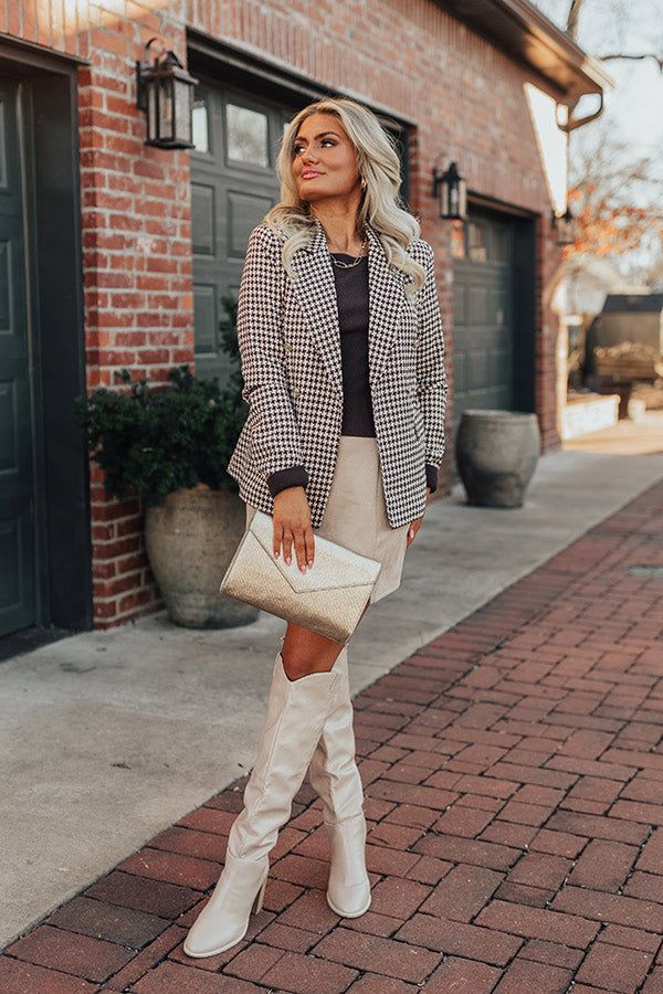 There is no easier way to look chic than in our trendy 'Gene' blazer featuring lightweight material patterned with a brown and white houndstooth print, a collared neckline, long sleeves, and a flattering silhouette that ends in a straight hemline! Measurements S : Bust 36", Hip 36", Length 27.5", Sleeve Length 23.5", Waist 32". M : Bust 38", Hip 38", Length 27.5", Sleeve Length 24.5", Waist 34". L : Bust 40", Hip 40", Length 27.5", Sleeve Length 25.5", Waist 36". Houndstooth Blazer, White Houndstooth, Model Fits, Women Clothing Boutique, Colored Blazer, Look Chic, Hip Length, Online Womens Clothing, Boutique Clothing