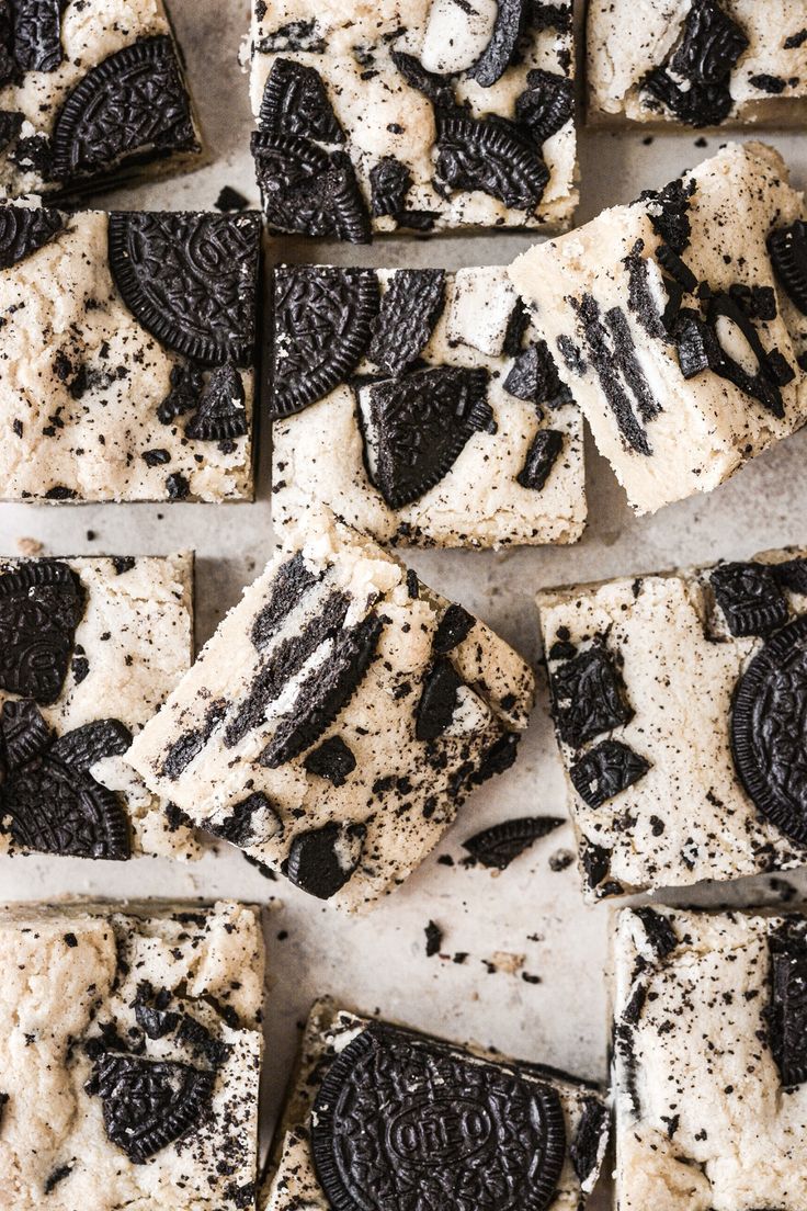 oreo cookies and cream fudges are cut into squares