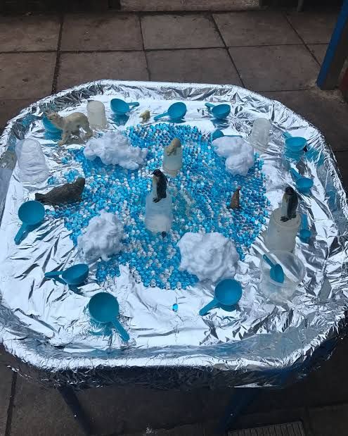 there are many birds that are on this sheet of tin foil and some blue water