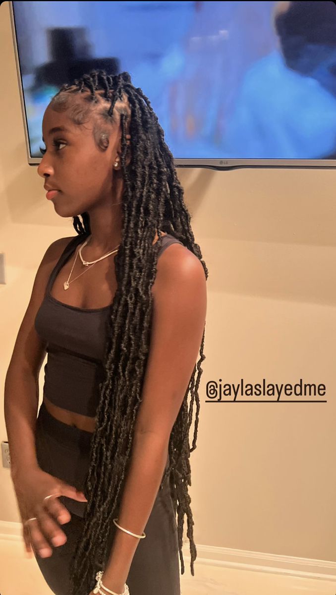 Cute Summer Outfit Black Women, Soft Locs With Edges, Simple Hairstyles Braiding Hair, Large Knotless Box Braids With Dramatic Edges, Middle Part Soft Locs, Infinity Soft Locs, Soft Locs Outfit Ideas, Hairstyle Inspiration Black Women, Waist Length Faux Locs