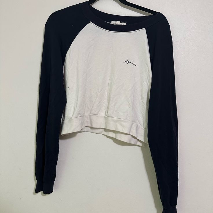 Long Sleeve Very Cute Blue And White Crop Top Casual Raglan Sleeve Crop Top For Summer, Casual Summer Crop Top With Raglan Sleeves, Casual Crew Neck Crop Top For Day Out, Sporty Cotton Tops For Day Out, Urban Outfitters Cotton Tops With Letter Print, Spring Casual Crop Top With Crew Neck, Casual Raglan Sleeve Tops For Loungewear, Urban Outfitters Crew Neck Tops With Letter Print, Casual Cropped Letter Print Tops