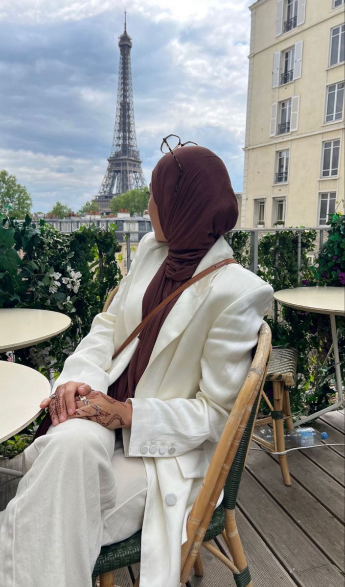 Paris Hijab Outfit, Modest Instagram Pictures, Hijab Travel Outfits, Hijab Travel, Paris Trip Outfits, Hijab Paris, Modest Outfits Muslim, Girl In Paris, Rich Women Lifestyle