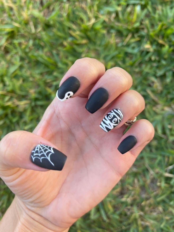 Black Halloween Nails Mummy, Easy Ghost Nails Diy, Black Mummy Nails, Ghost And Mummy Nails, Ghost And Spider Web Nails, Black Nails With Ghost Design, Sophisticated Halloween Nails, Mummy Nail Designs, Mummy Halloween Nails