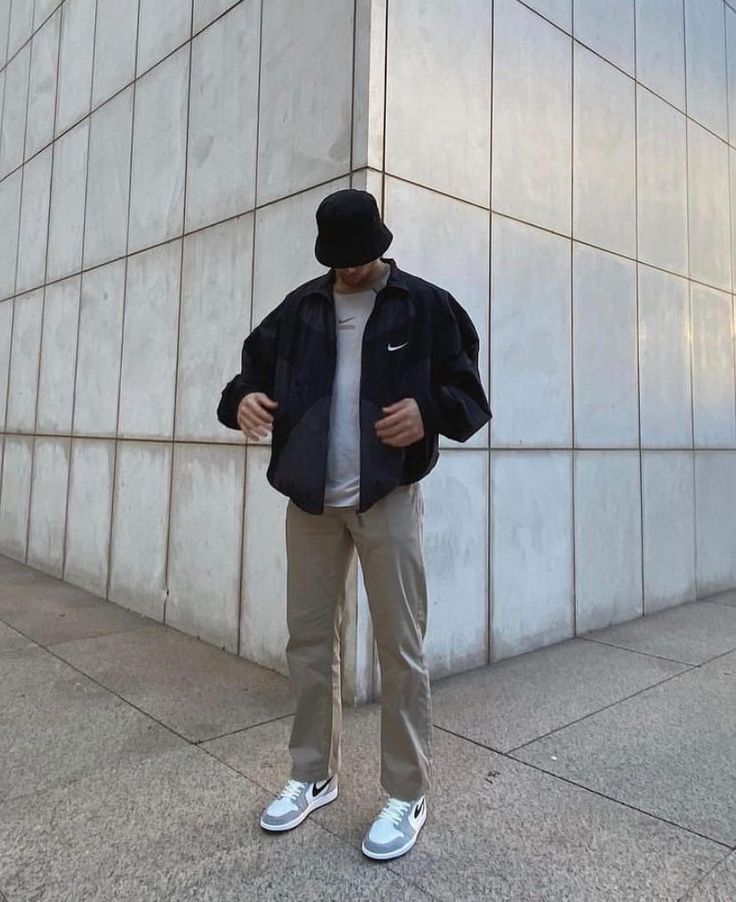 Bucket Hat Outfit Mens Streetwear, Mens Spring Outfit, Nike Windbreaker Outfit, Mens Spring Outfits, Nike Jordan Outfit, Nike Outfits Men, Jordan 1 Outfit Men, Jordans Outfit For Men, Hat Outfit Men