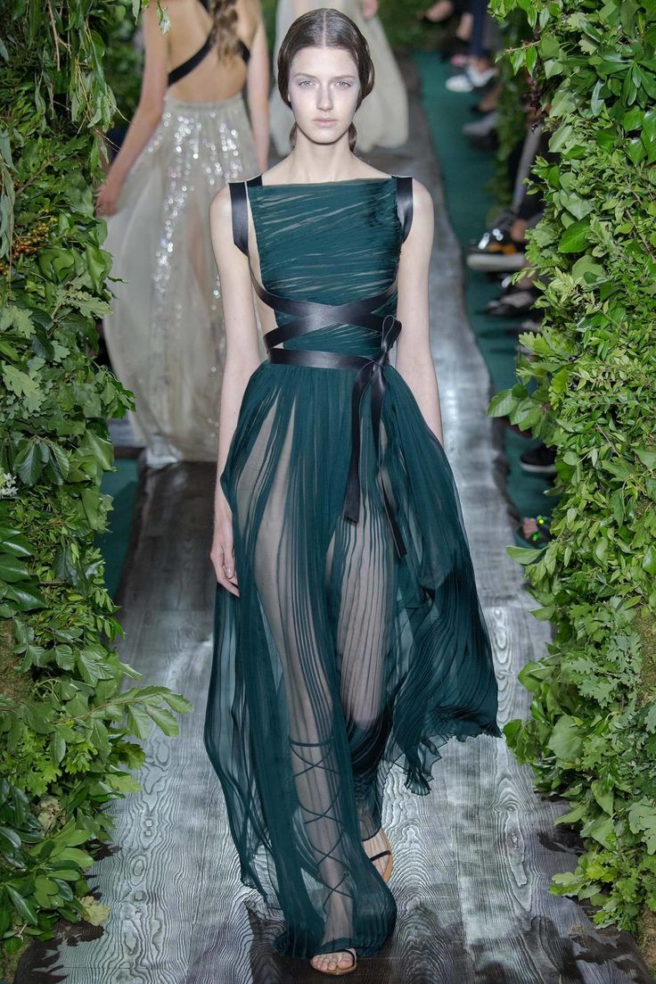 Valentino Catwalk, 2014 Couture, Haute Couture Paris, Valentino Haute Couture, Collection Couture, Valentino Couture, Model Pose, Maria Grazia Chiuri, Looks Party