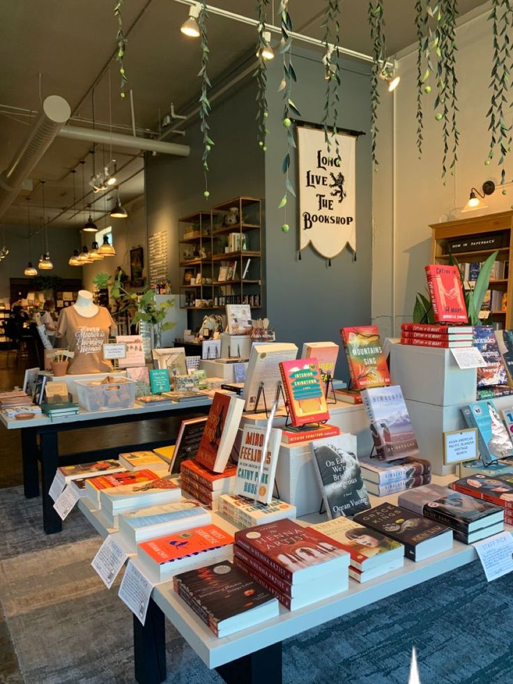 there are many books on display in the store